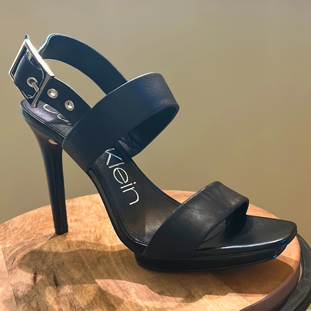 Calvin Klein “Valoma” black platform sandal SZ 8.5